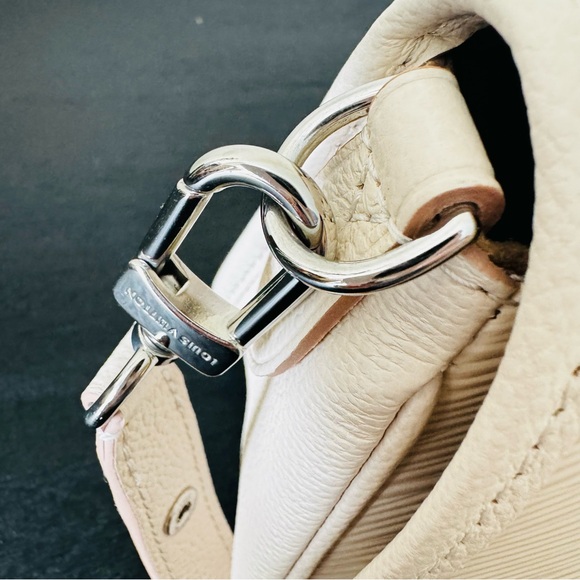 Louis Vuitton Buci crossbody - Picture 8 of 16